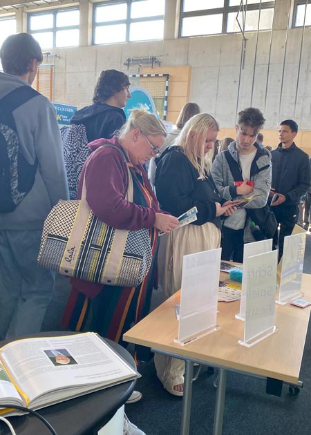 Besucherinnen und Besucher informieren sich am Stand des Iden Logistikcenters über Ausbildungs- und Praktikumsmöglichkeiten.