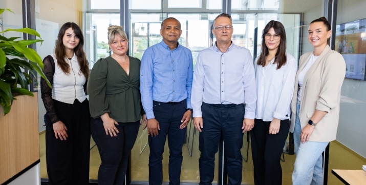 Freundliches Team aus Berufserfahrenen